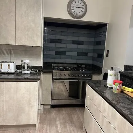 Amazing 4 Bedrooms Family With Free Parking *