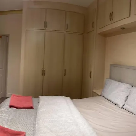 Amazing 4 Bedrooms Family With Free Parking * Romford