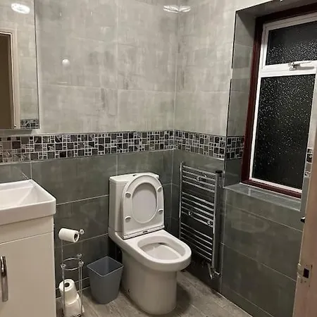 Amazing 4 Bedrooms Family With Free Parking