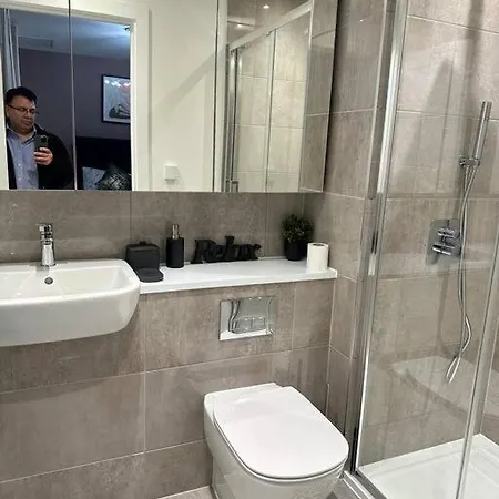 Amazing 4 Bedrooms Family With Free Parking Holiday home Romford