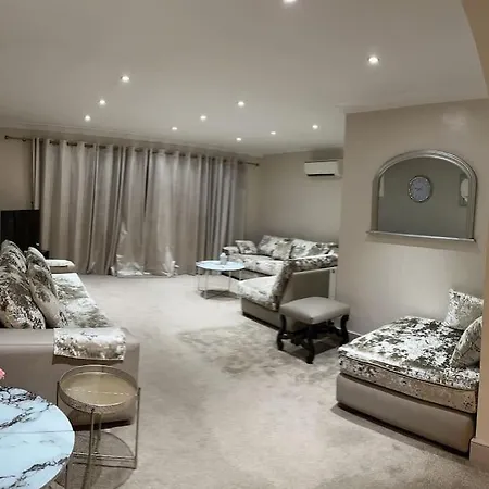 Amazing 4 Bedrooms Family With Free Parking