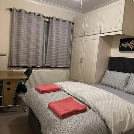 Amazing 4 Bedrooms Family With Free Parking Holiday home Romford
