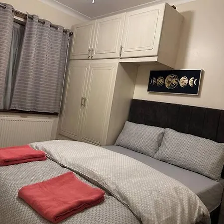 Amazing 4 Bedrooms Family With Free Parking *