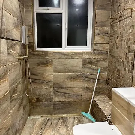 Holiday home Amazing 4 Bedrooms Family With Free Parking