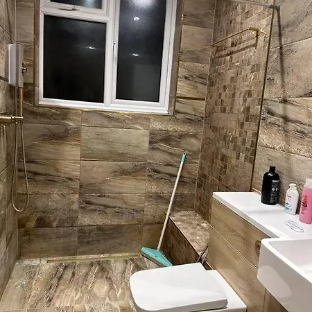 Amazing 4 Bedrooms Family With Free Parking