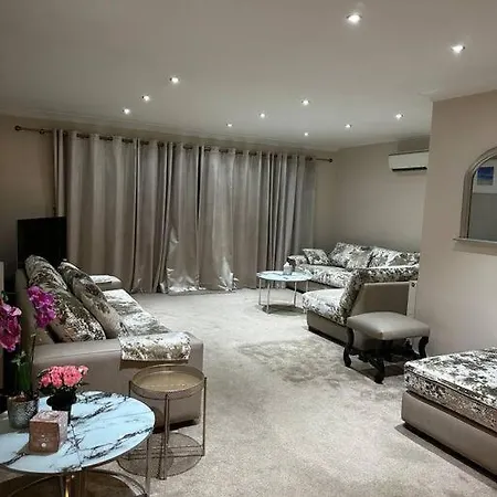 Amazing 4 Bedrooms Family With Free Parking Holiday home Romford