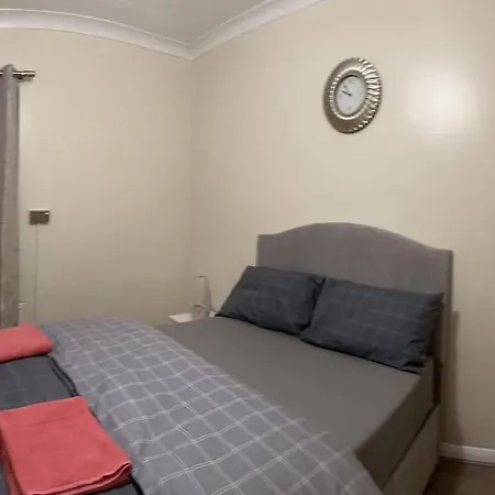 Amazing 4 Bedrooms Family With Free Parking * Romford