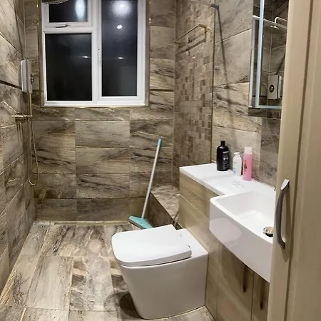 Amazing 4 Bedrooms Family With Free Parking Holiday home