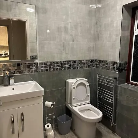 Amazing 4 Bedrooms Family With Free Parking Holiday home Romford