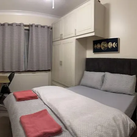 Holiday home Amazing 4 Bedrooms Family With Free Parking *