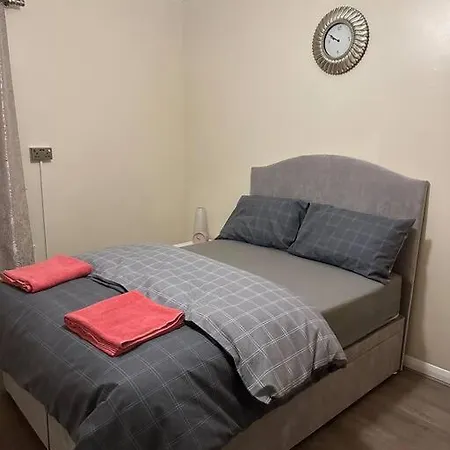 Amazing 4 Bedrooms Family With Free Parking Holiday home *