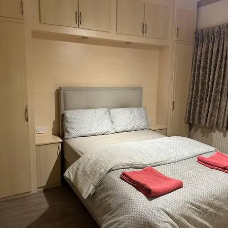 Amazing 4 Bedrooms Family With Free Parking Romford
