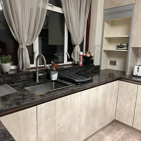 Amazing 4 Bedrooms Family With Free Parking