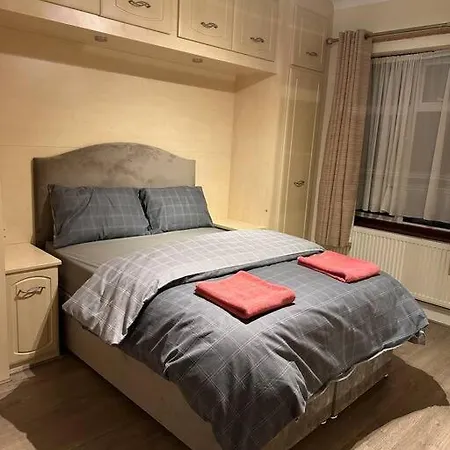 Holiday home Amazing 4 Bedrooms Family With Free Parking
