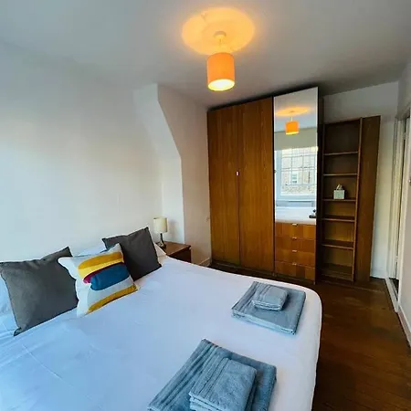 Cosy Bedroom Near Oval Station - Shared Bathroom Homestay