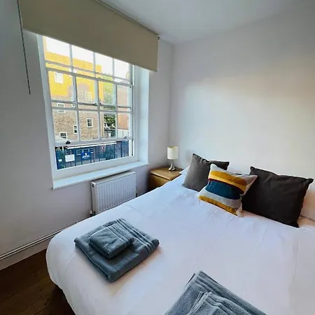 Homestay Cosy Bedroom Near Oval Station - Shared Bathroom London