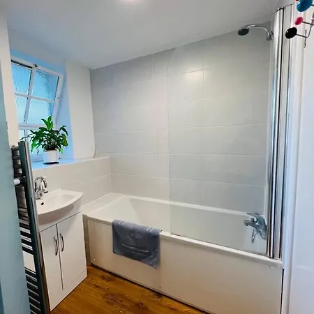 Homestay Cosy Bedroom Near Oval Station - Shared Bathroom London