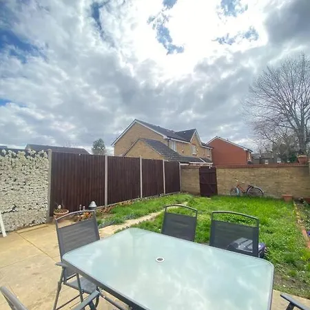 Beautiful 3 Bedroom House With The Transport Links To London, The Excel Centre, Canary Wharf, The O2! With A Driveway And Private Garden! Apartment *