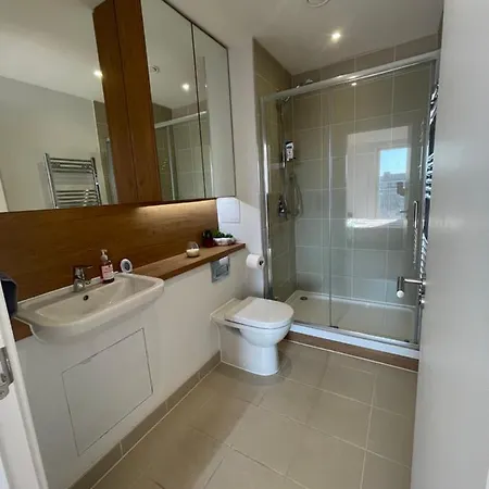 Homestay Bright Spacious En-suite W/ Views - 8min From Bridge!
