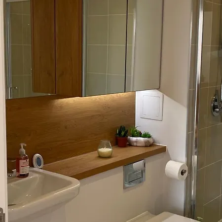 Bright Spacious En-suite W/ Views - 8min From Bridge! Homestay *