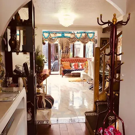 Cheerful 4 Bedroom House With Garden Free Parking Ferienhaus