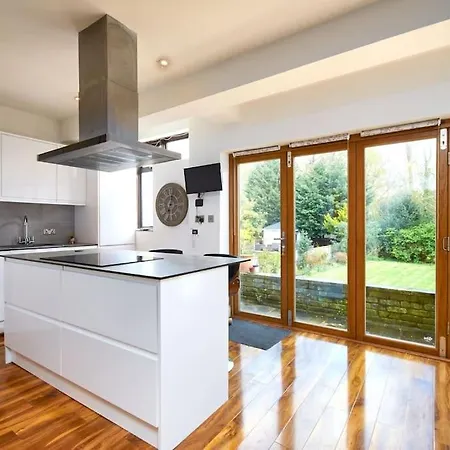 Large London With Free Parking Ferienhaus