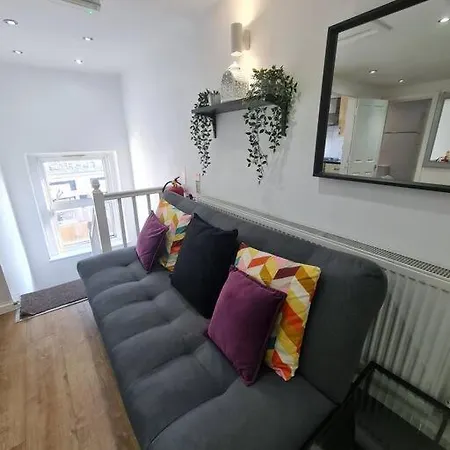 Apartment Elegant 2 Bed, 2 Bath *