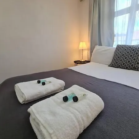 Elegant 2 Bed, 2 Bath London