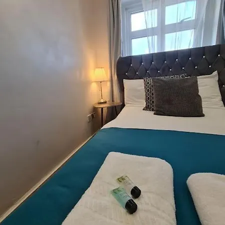 Elegant 2 Bed, 2 Bath Apartment London