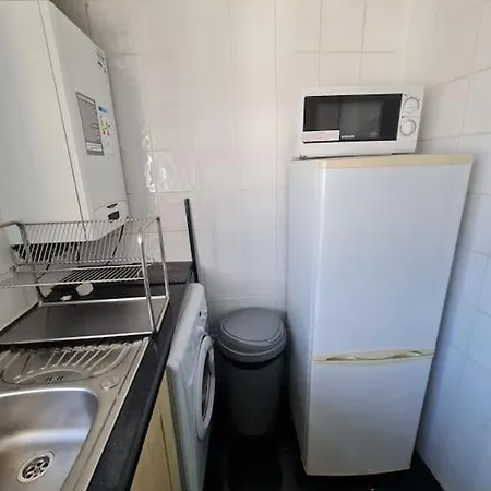 Elegant 2 Bed, 2 Bath Apartment *
