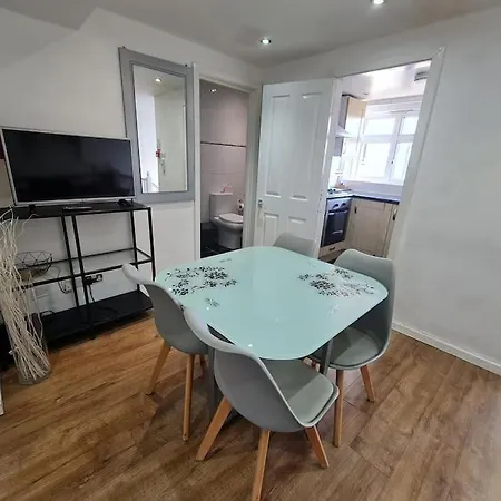 Elegant 2 Bed, 2 Bath London