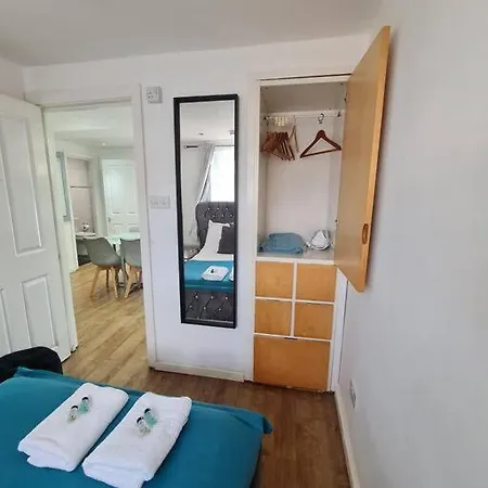 Elegant 2 Bed, 2 Bath Apartment *