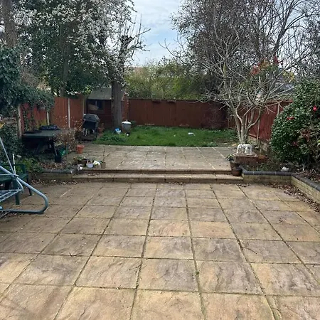 Amazing 4 Bedrooms Family With Free Parking * Romford