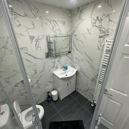 2 Bedroom House,brownhillrd Se6 *