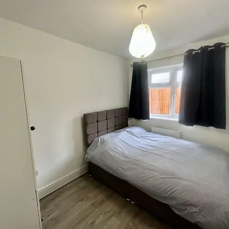 2 Bedroom House,brownhillrd Se6 *