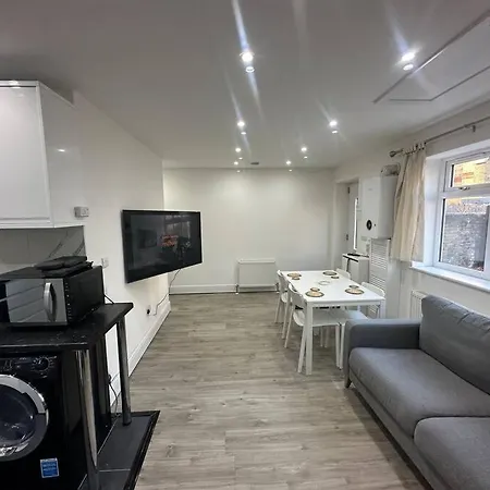 2 Bedroom House,brownhillrd Se6 * Londyn
