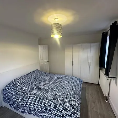 Dom wakacyjny 2 Bedroom House,brownhillrd Se6 *