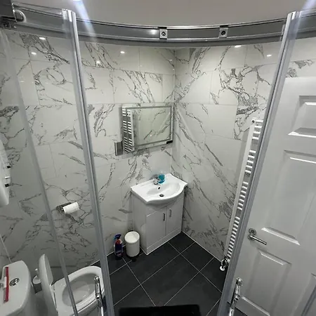 2 Bedroom House,brownhillrd Se6 *
