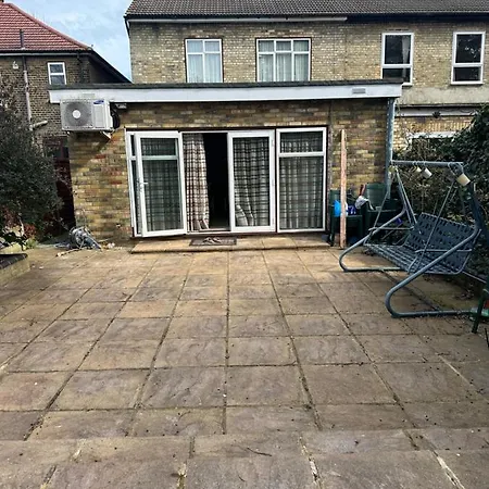 Amazing 4 Bedrooms Family With Free Parking Holiday home Romford