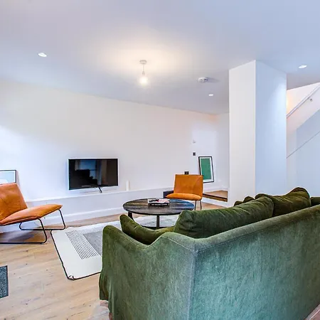 Beautiful 3-bedroom House Just Minutes From Queen's Park Tube Apartment