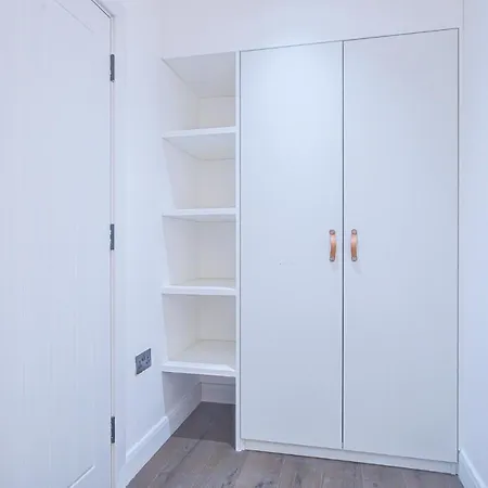 Apartment Beautiful 3-bedroom House Just Minutes From Queen's Park Tube London