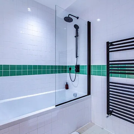 Beautiful 3-bedroom House Just Minutes From Queen's Park Tube