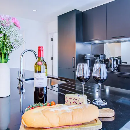Beautiful 3-bedroom House Just Minutes From Queen's Park Tube Apartment London