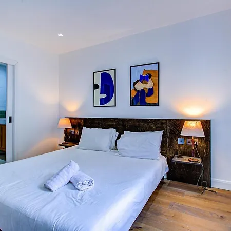 Beautiful 3-bedroom House Just Minutes From Queen's Park Tube Apartment
