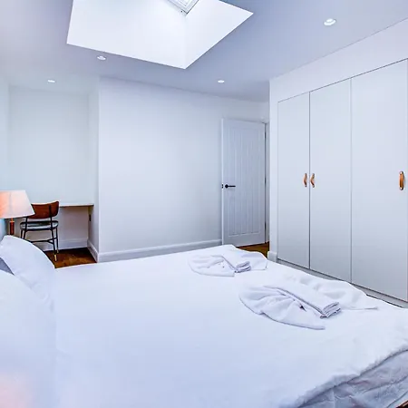 Beautiful 3-bedroom House Just Minutes From Queen's Park Tube Apartment