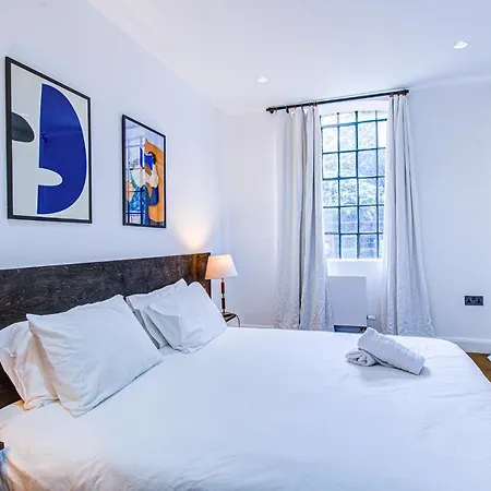 Beautiful 3-bedroom House Just Minutes From Queen's Park Tube Apartment *