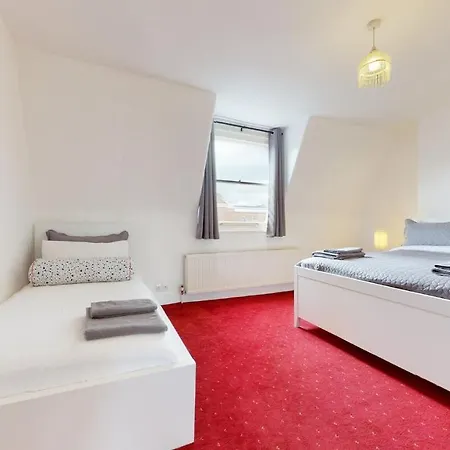 Cheerful 4 Bedroom Victorian House With Back Courtyard * Londra