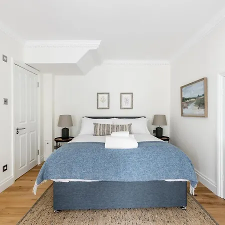 Fabulous Chelsea 2 Bed Apartment London