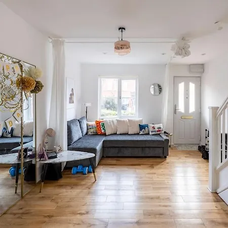 Monalychee Homestay London