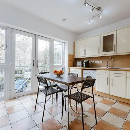 Up To 4 People, In A Share House Next To Bridge Διαμέρισμα *